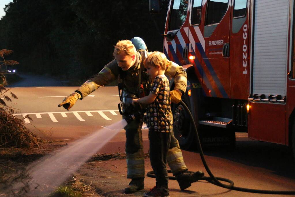 Lean (10) en Alec (8) blussen brand