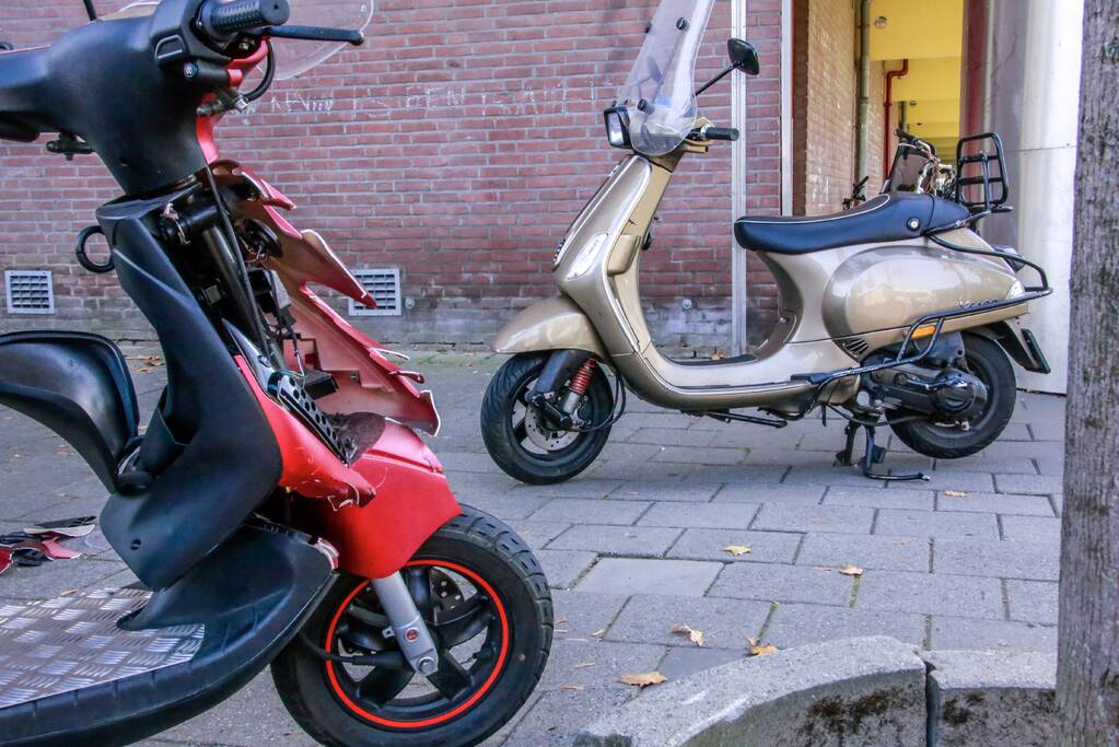 Twee scooterrijders botsten, een gewone