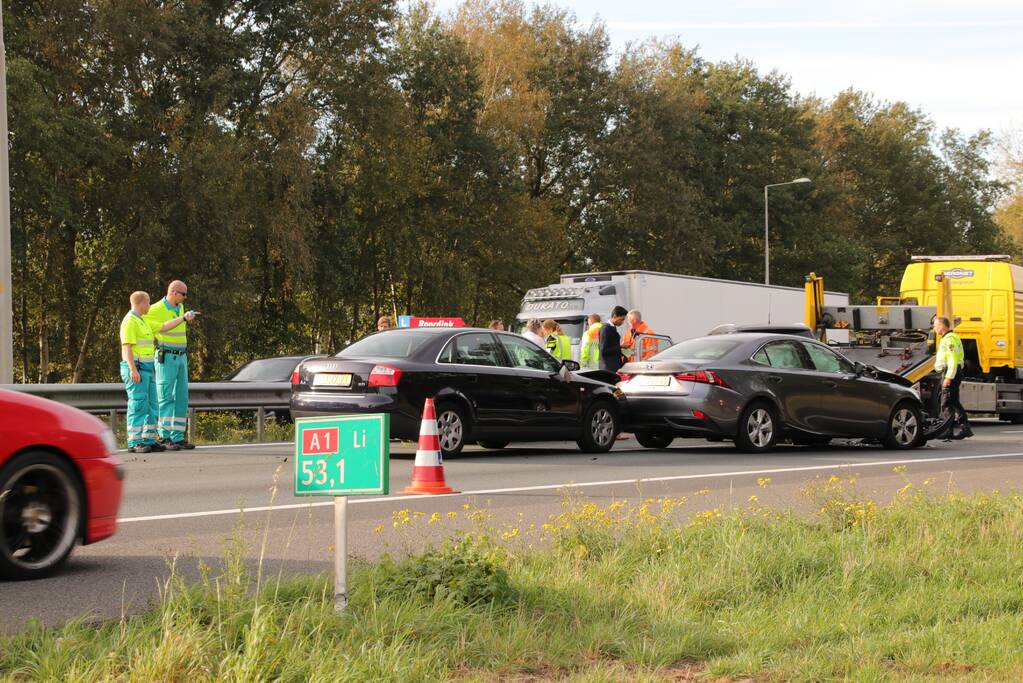 Snelweg afgesloten na aanrijding met vier auto's