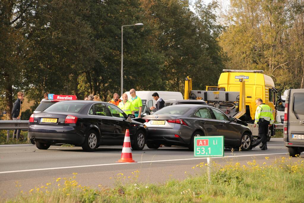 Snelweg afgesloten na aanrijding met vier auto's