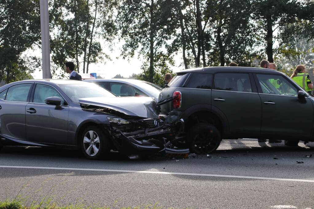 Snelweg afgesloten na aanrijding met vier auto's