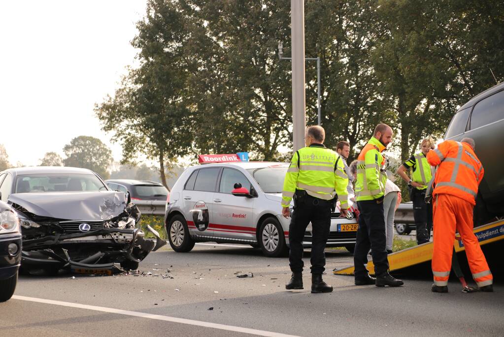 Snelweg afgesloten na aanrijding met vier auto's