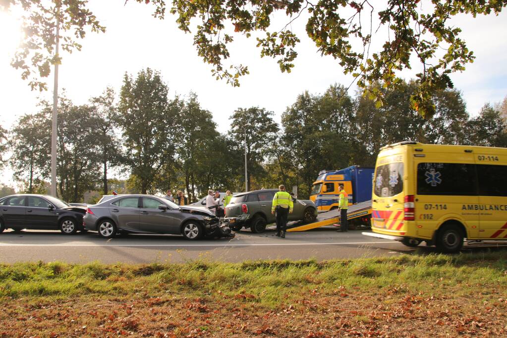 Snelweg afgesloten na aanrijding met vier auto's