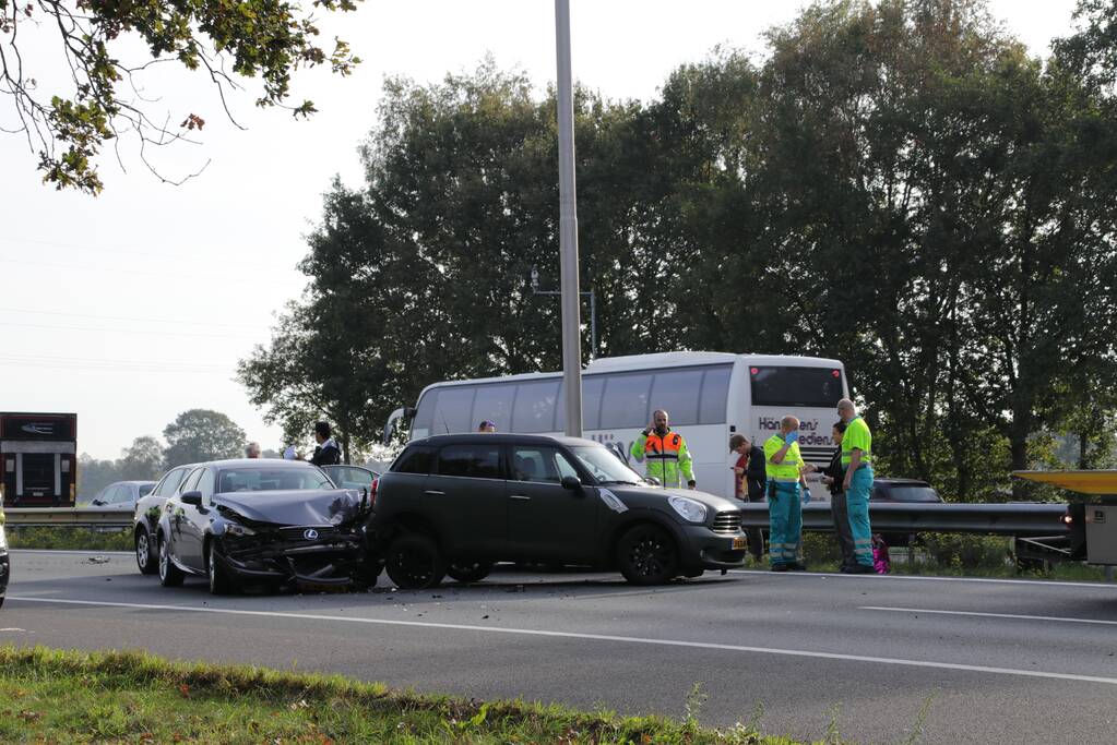 Snelweg afgesloten na aanrijding met vier auto's