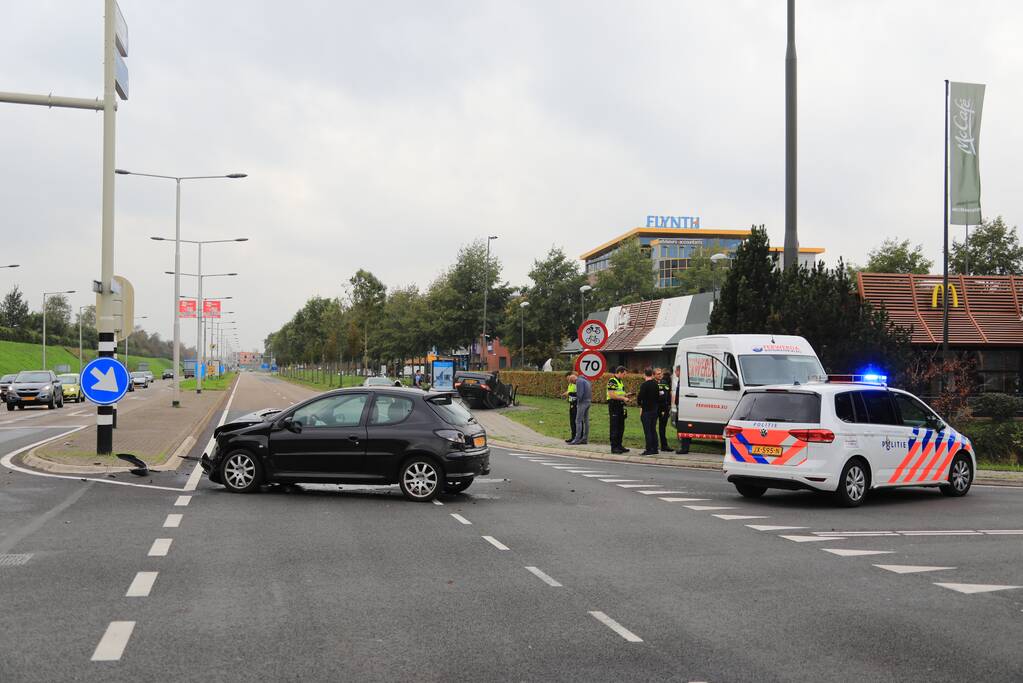 Auto belandt op de kop bij aanrijding