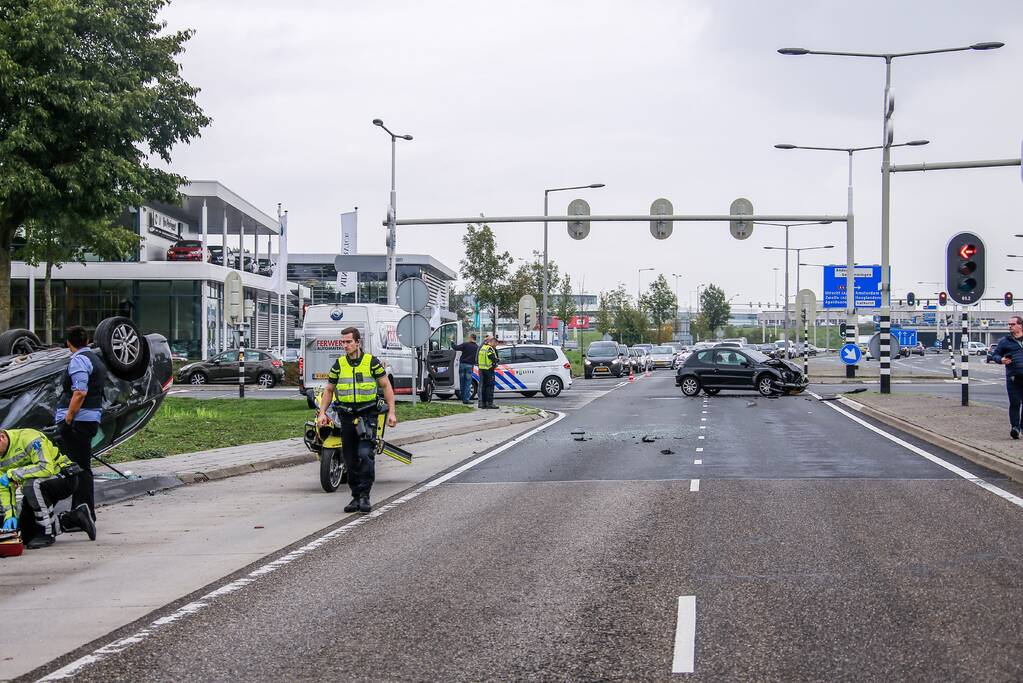 Auto belandt op de kop bij aanrijding