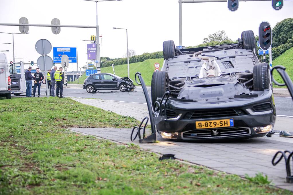 Auto belandt op de kop bij aanrijding