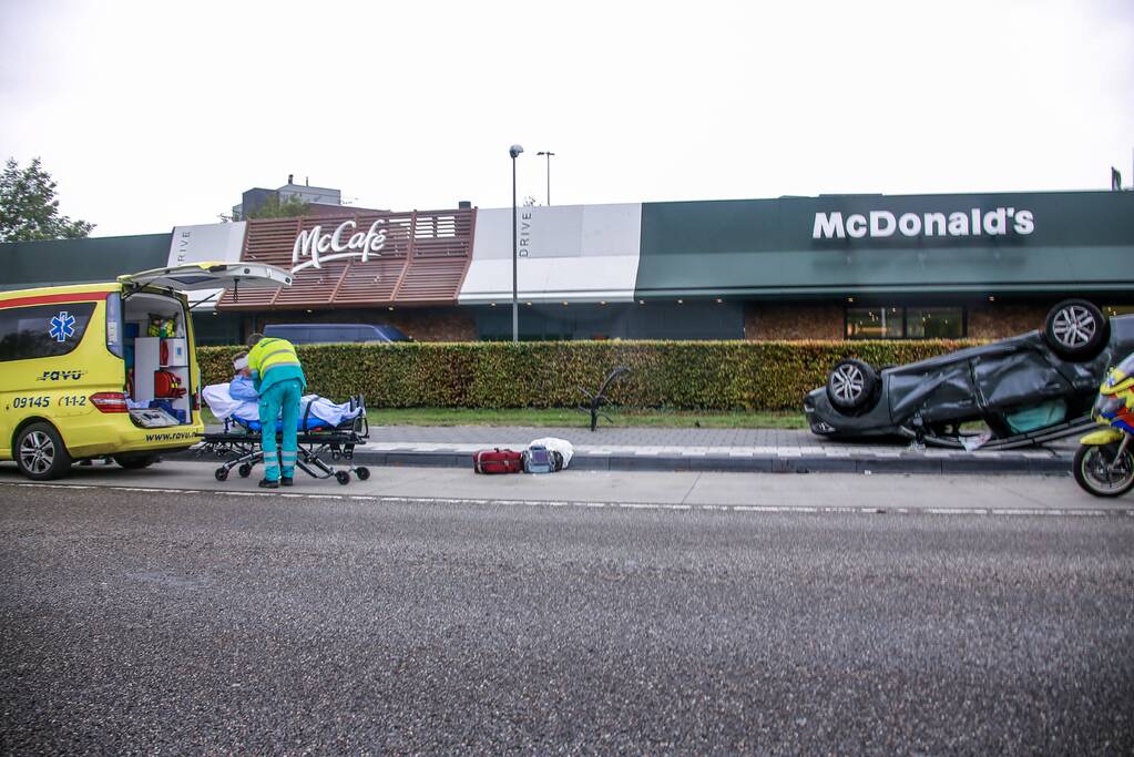 Auto belandt op de kop bij aanrijding