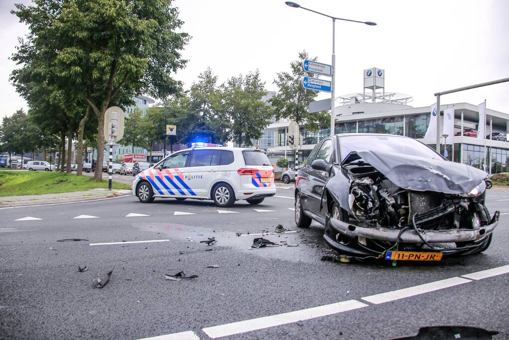 Auto belandt op de kop bij aanrijding