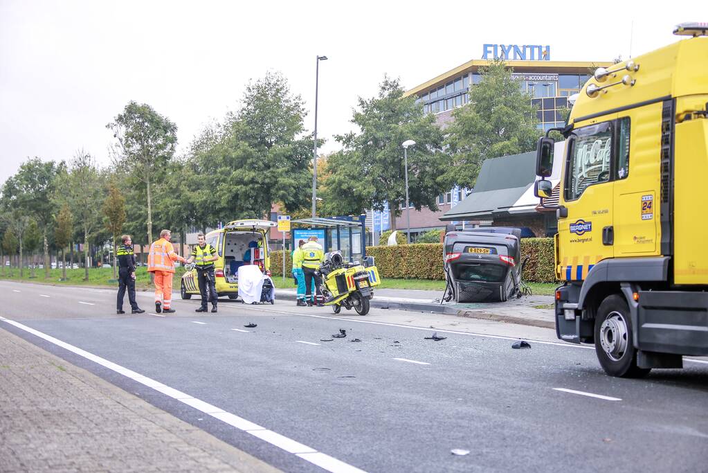 Auto belandt op de kop bij aanrijding