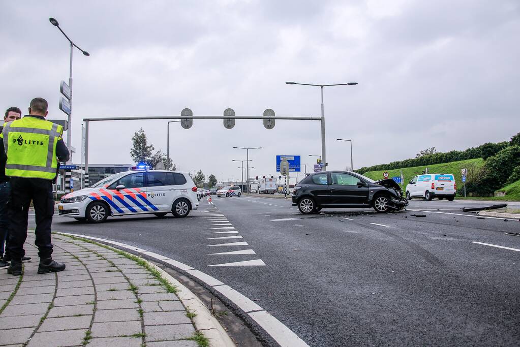 Auto belandt op de kop bij aanrijding