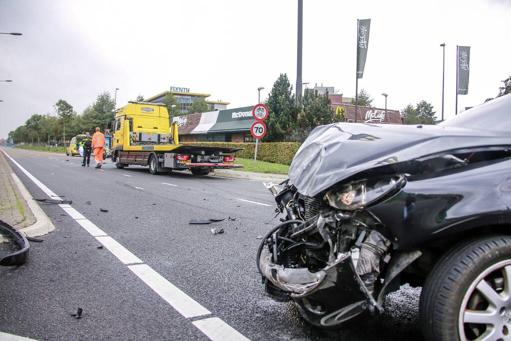 Auto belandt op de kop bij aanrijding