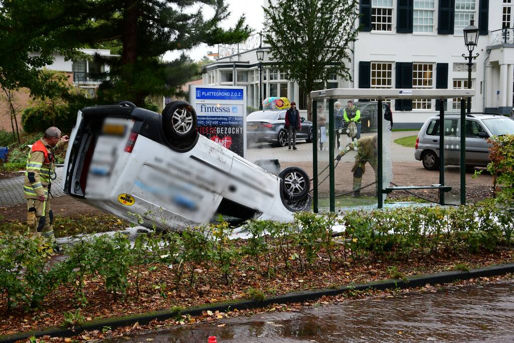 Bestelauto ramt boom en bushok en vliegt over de kop