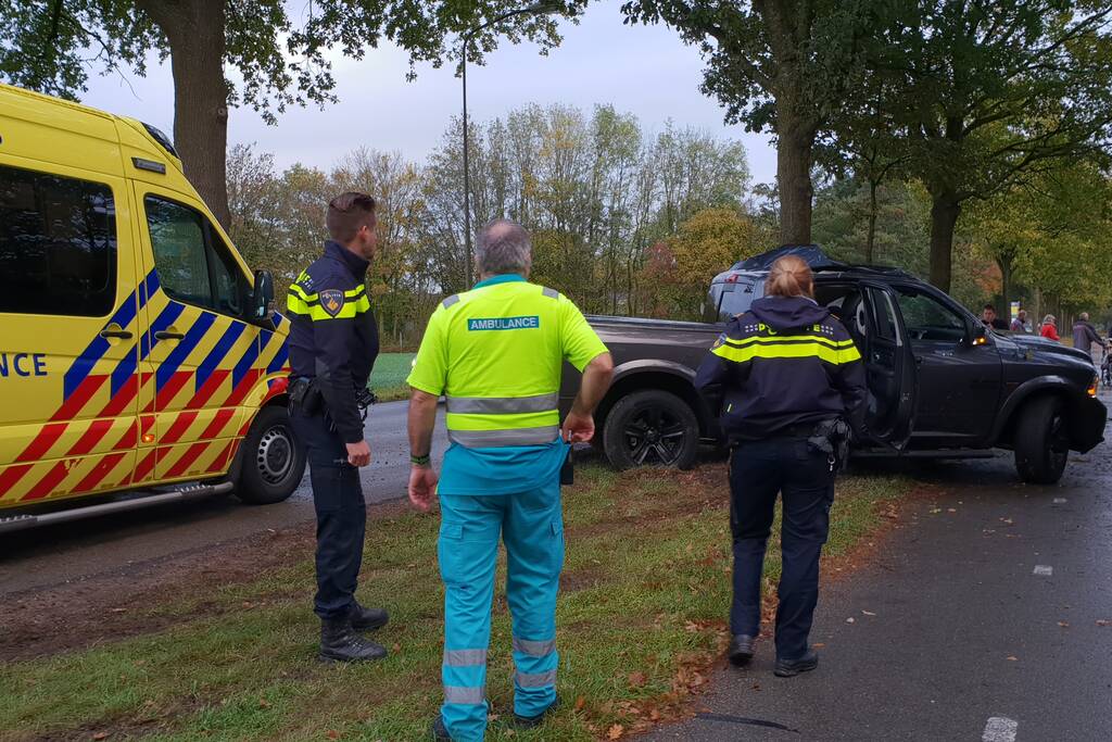 Bestuurder belandt tegen boom