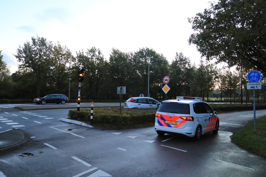 Auto vliegt uit de bocht belandt in bosschage