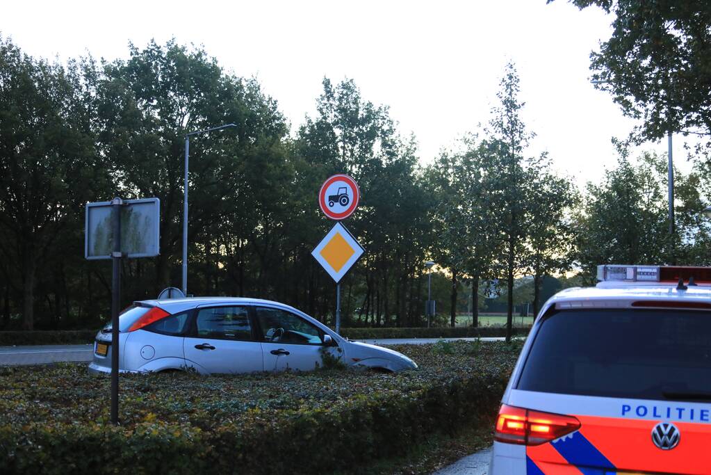 Auto vliegt uit de bocht belandt in bosschage