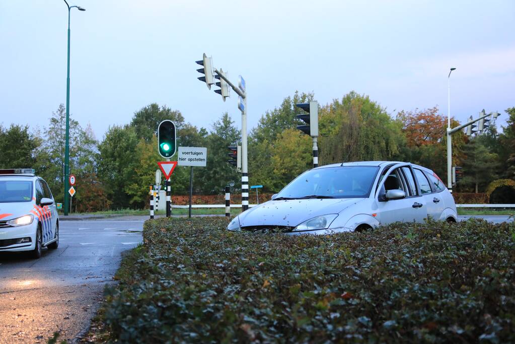 Auto vliegt uit de bocht belandt in bosschage