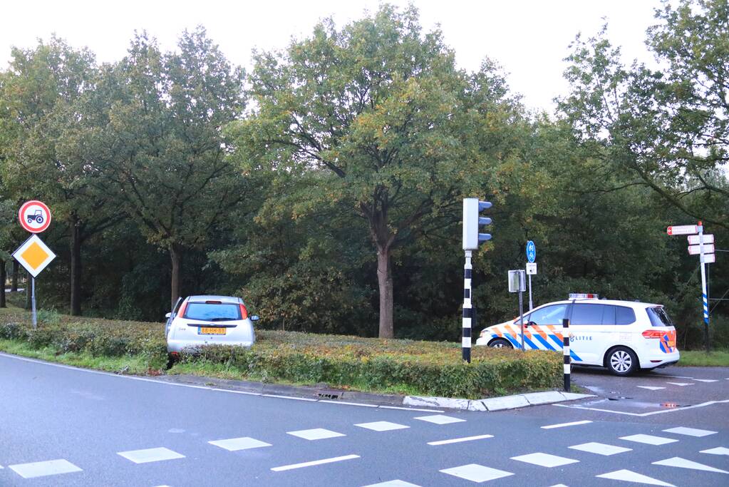 Auto vliegt uit de bocht belandt in bosschage