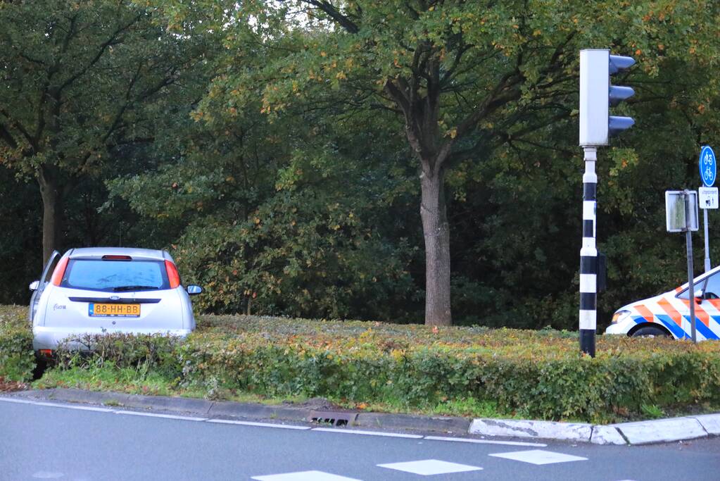 Auto vliegt uit de bocht belandt in bosschage