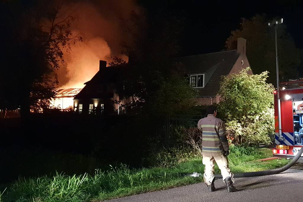 Schuur achter woning verwoest door uitslaande brand