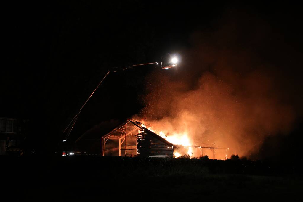 Schuur achter woning verwoest door uitslaande brand