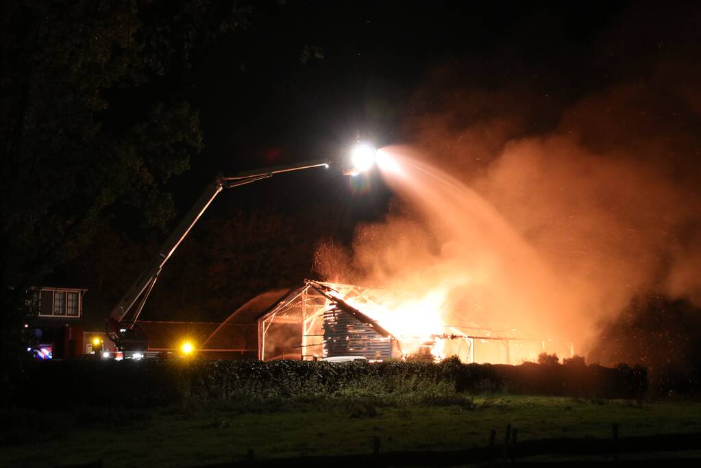 Schuur achter woning verwoest door uitslaande brand