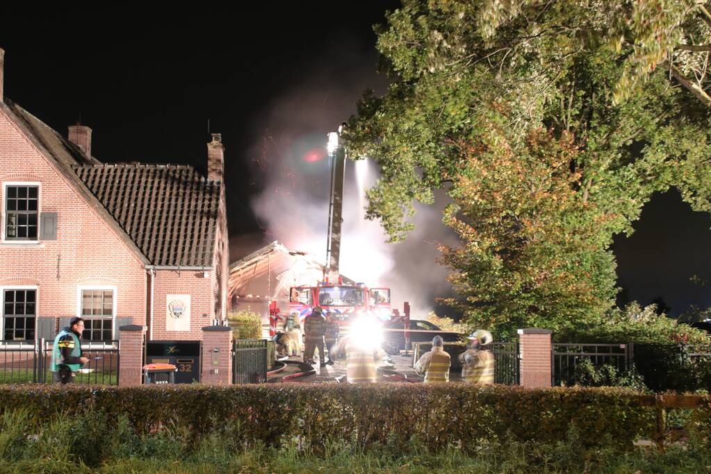 Schuur achter woning verwoest door uitslaande brand