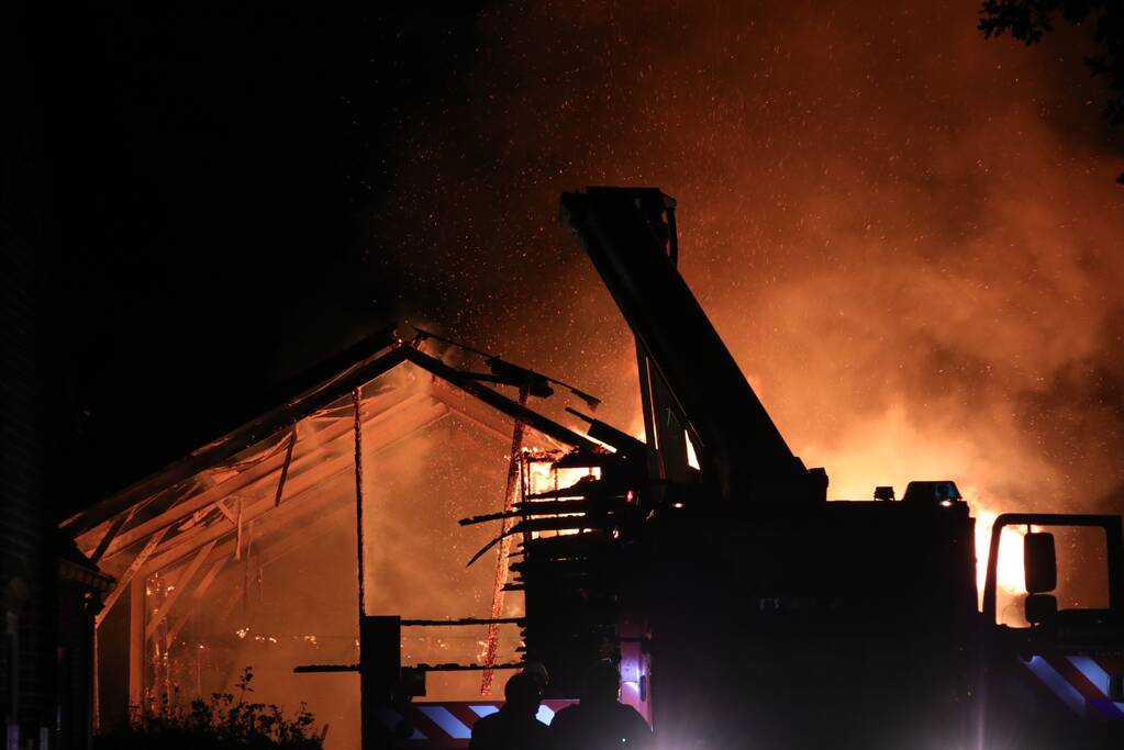 Schuur achter woning verwoest door uitslaande brand