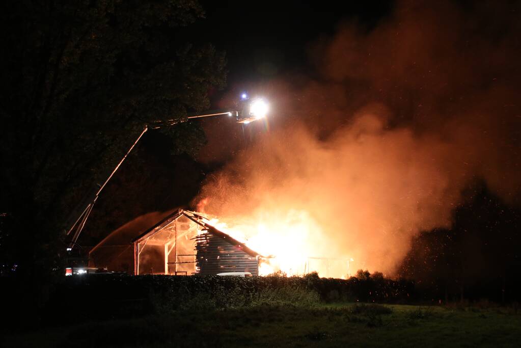 Schuur achter woning verwoest door uitslaande brand