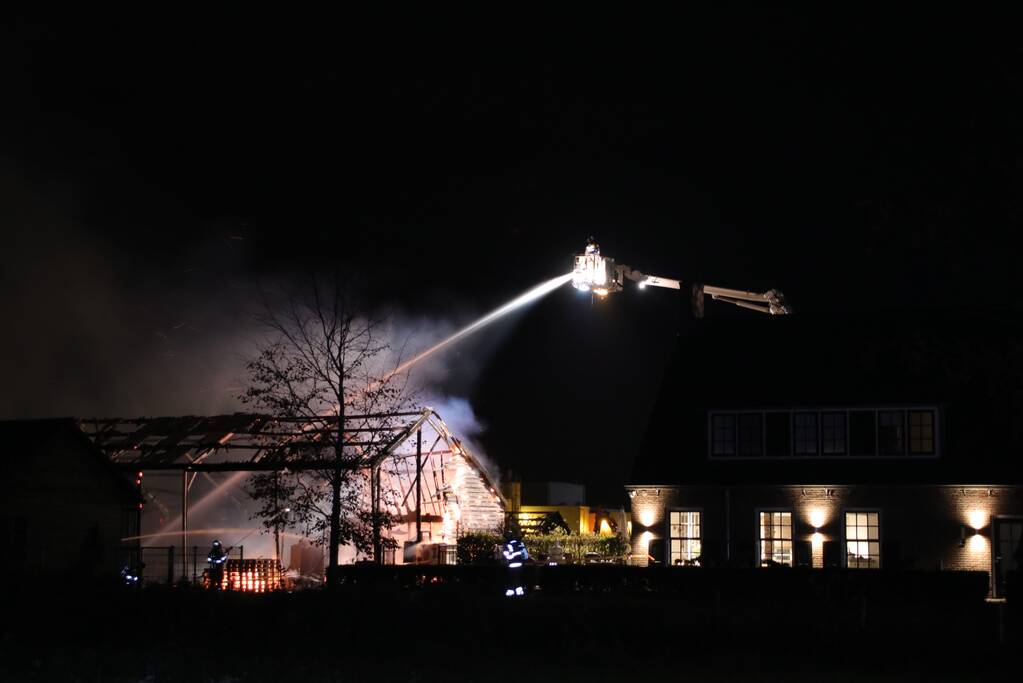 Schuur achter woning verwoest door uitslaande brand