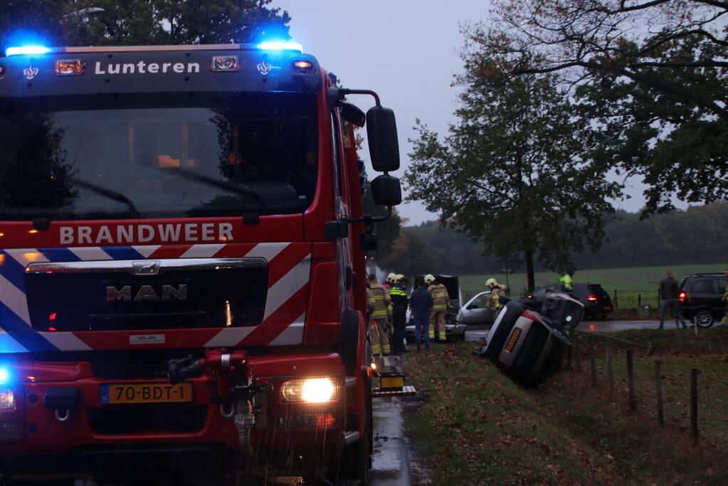 Auto belandt ondersteboven in sloot na botsing met bestelwagen