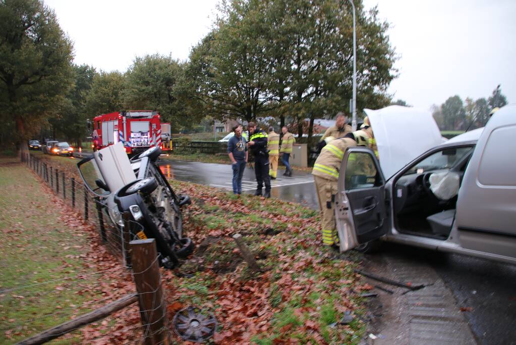 Auto belandt ondersteboven in sloot na botsing met bestelwagen