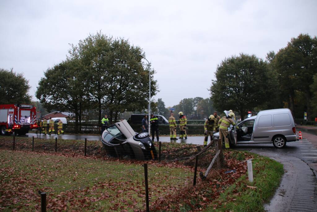 Auto belandt ondersteboven in sloot na botsing met bestelwagen