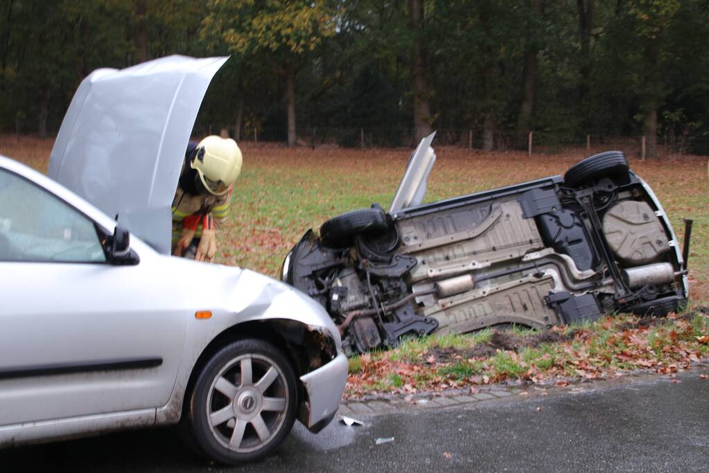 Auto belandt ondersteboven in sloot na botsing met bestelwagen