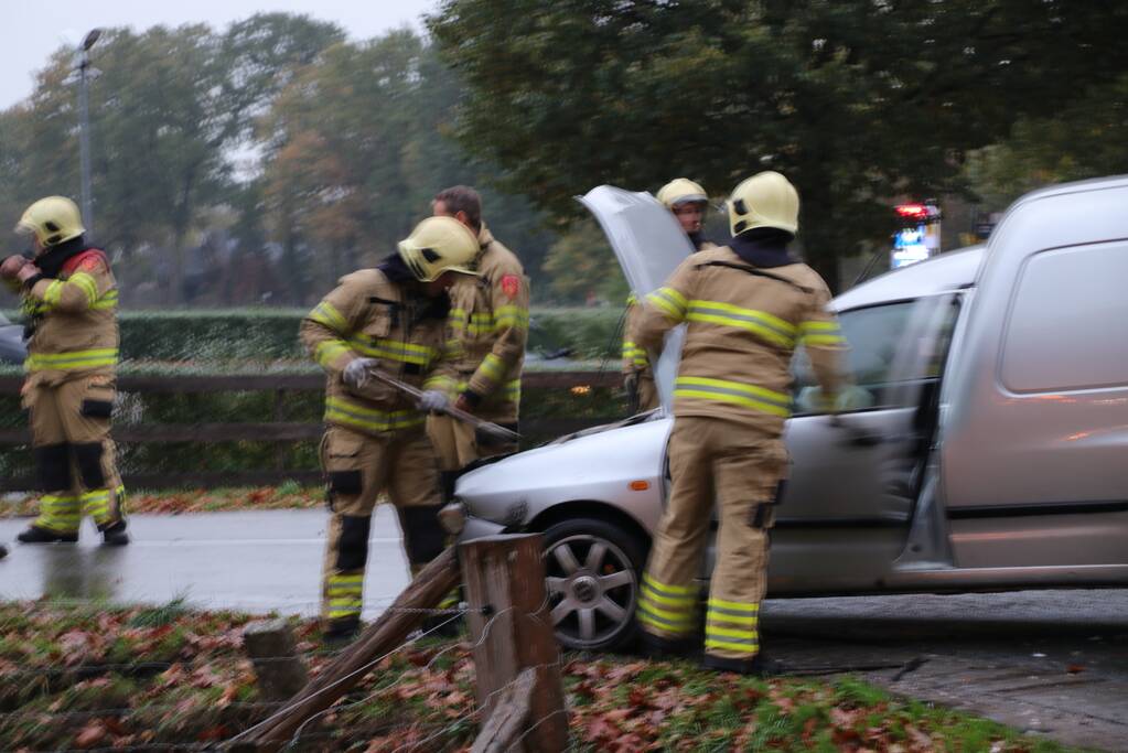 Auto belandt ondersteboven in sloot na botsing met bestelwagen