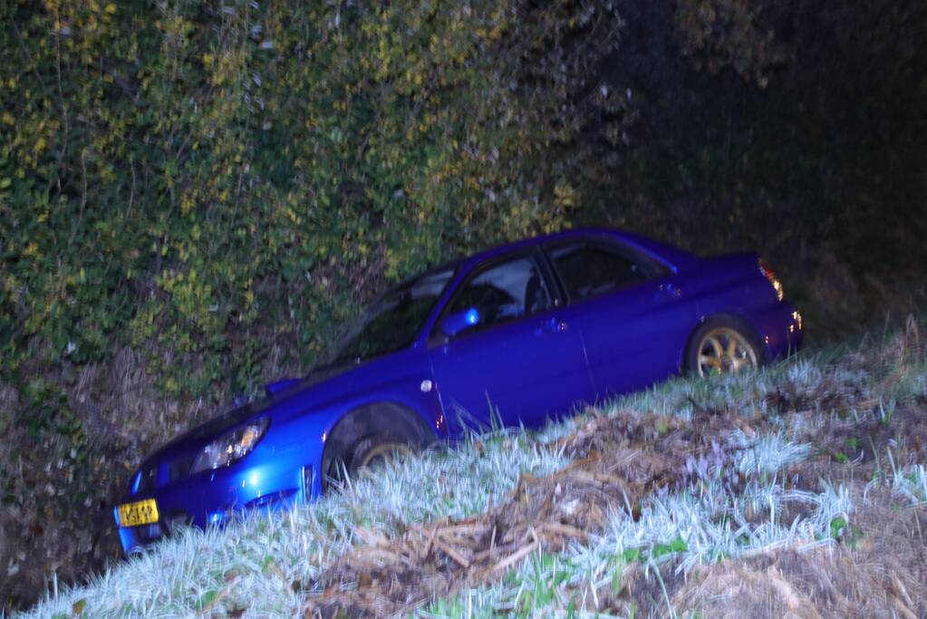 Auto belandt in greppel naast de snelweg