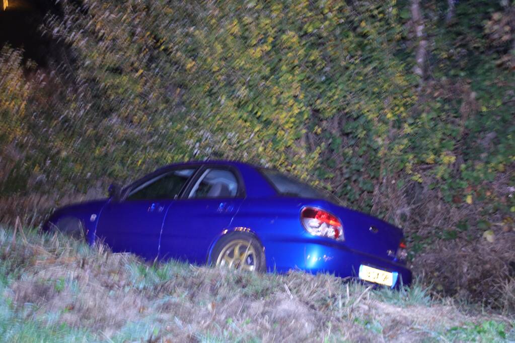 Auto belandt in greppel naast de snelweg