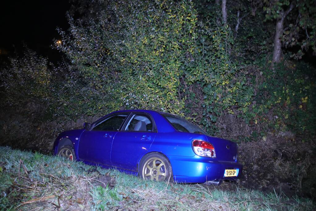 Auto belandt in greppel naast de snelweg