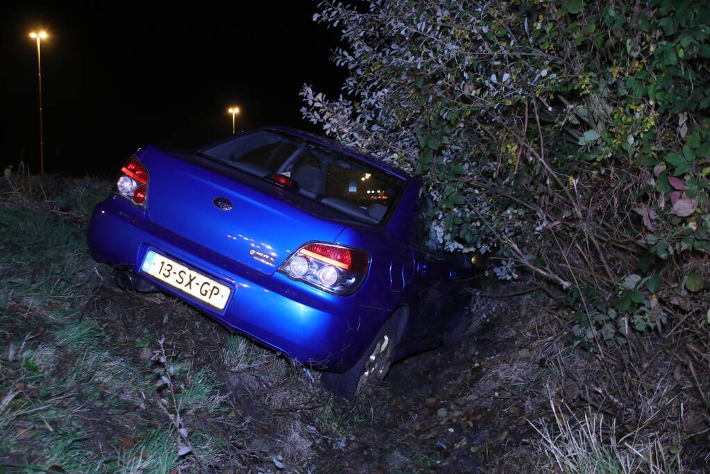 Auto belandt in greppel naast de snelweg