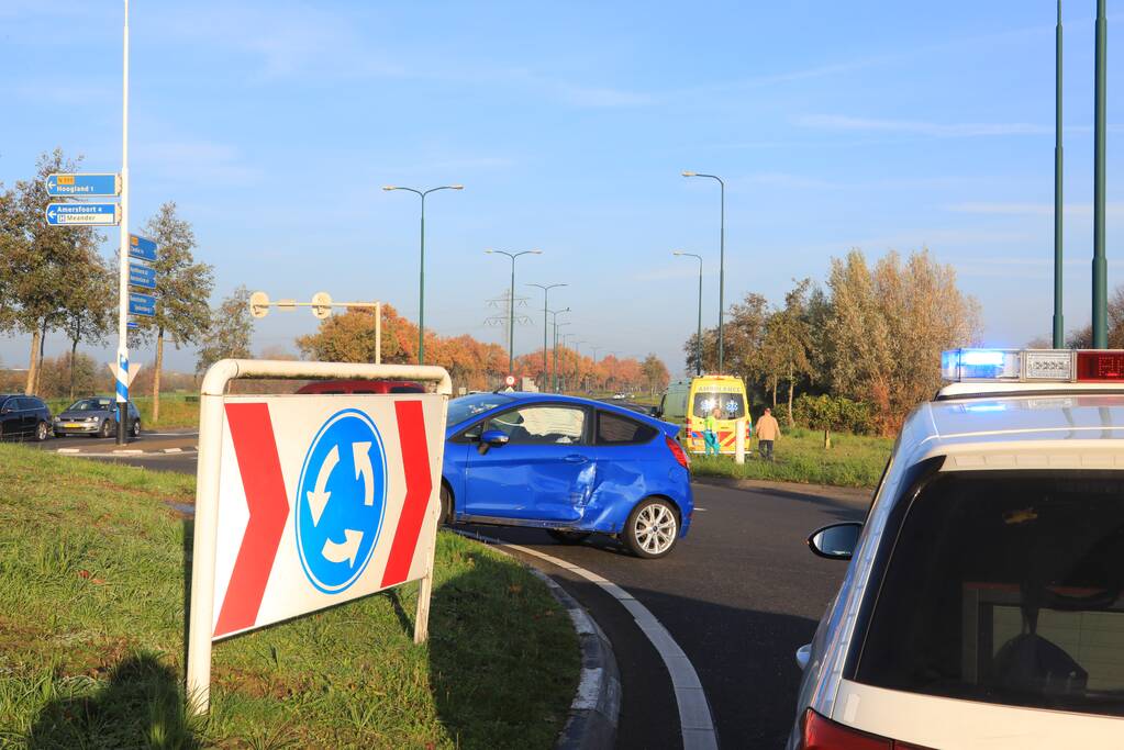 Twee voertuigen botsen op rotonde