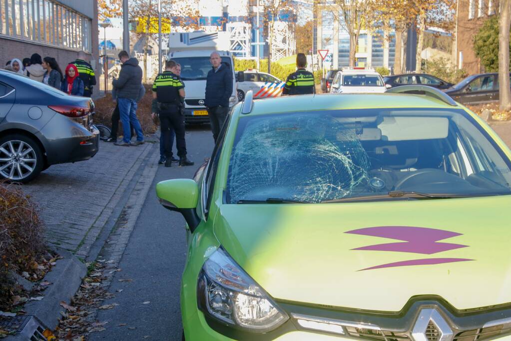 Fietser geschept door auto