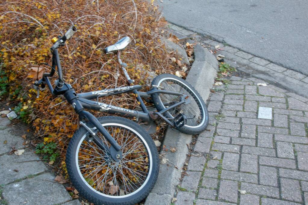 Fietser geschept door auto