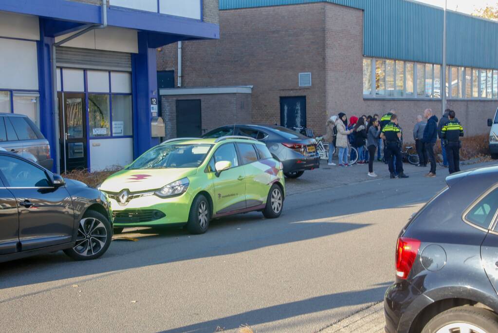 Fietser geschept door auto