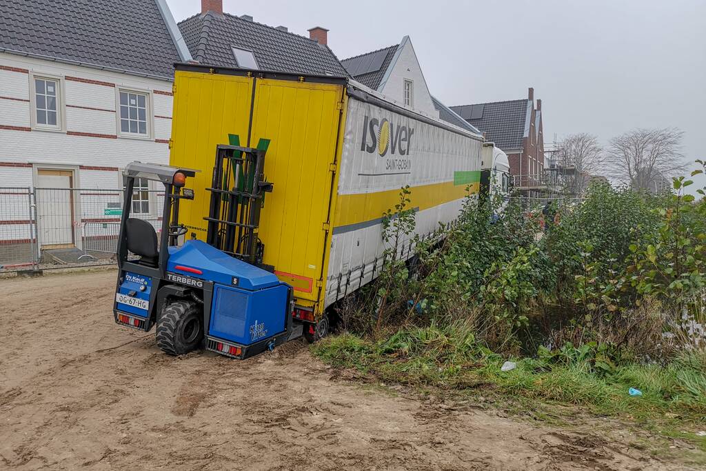 Groot materieel nodig om vrachtwagen op wielen te krijgen