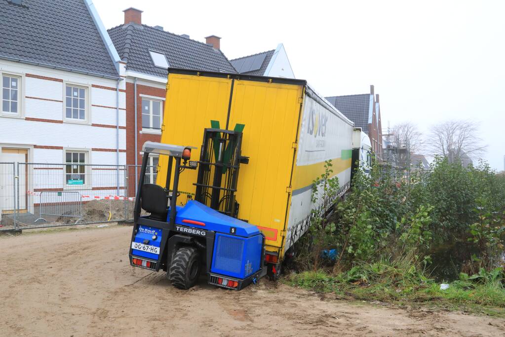 Groot materieel nodig om vrachtwagen op wielen te krijgen