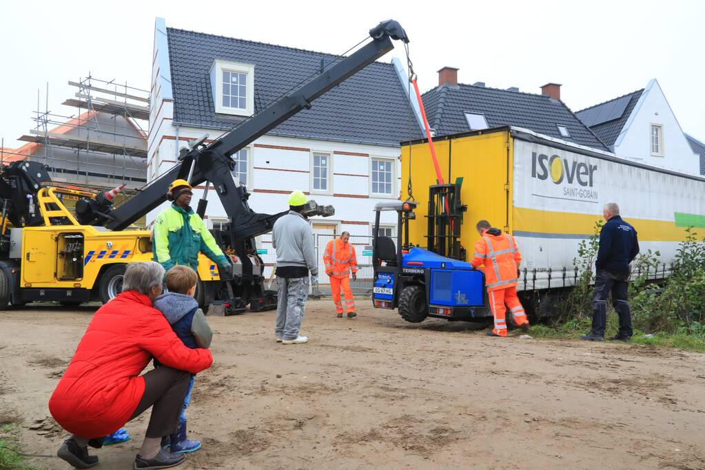 Groot materieel nodig om vrachtwagen op wielen te krijgen