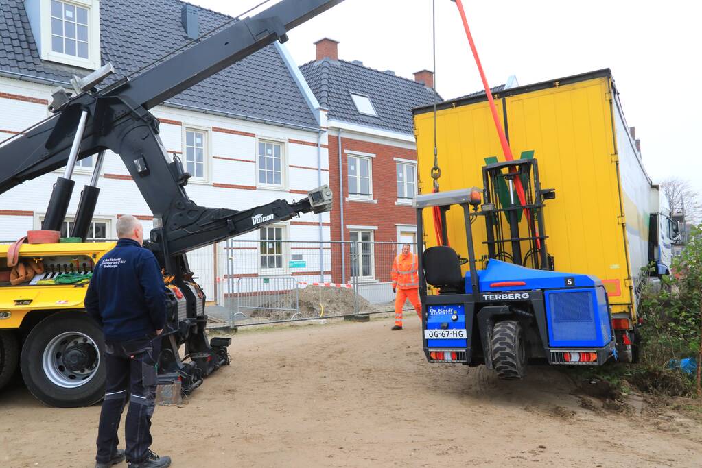 Groot materieel nodig om vrachtwagen op wielen te krijgen