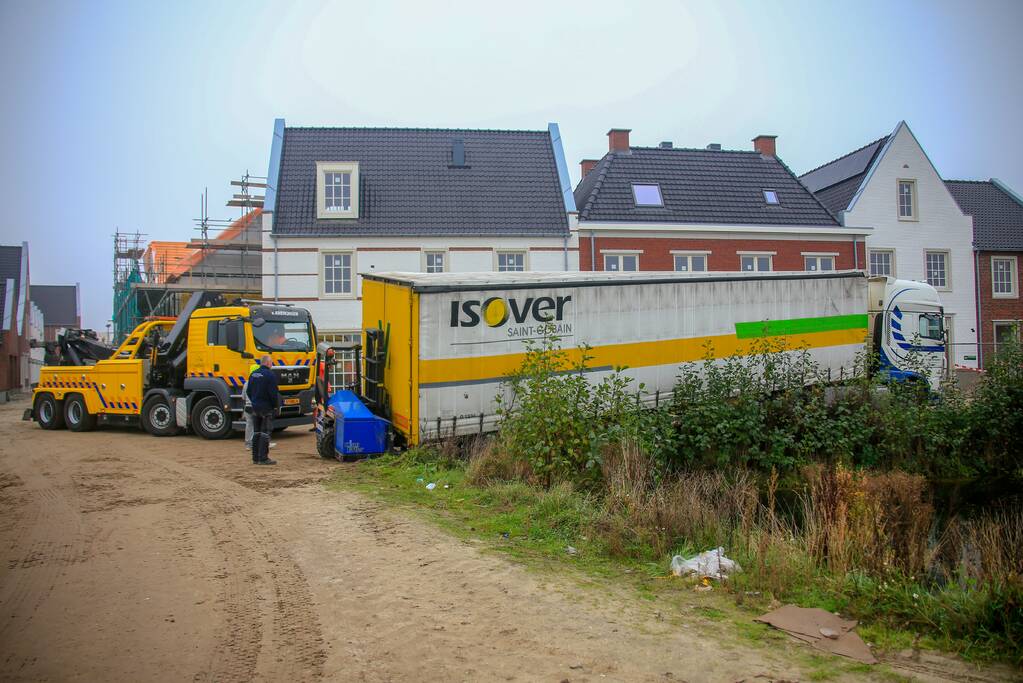 Groot materieel nodig om vrachtwagen op wielen te krijgen