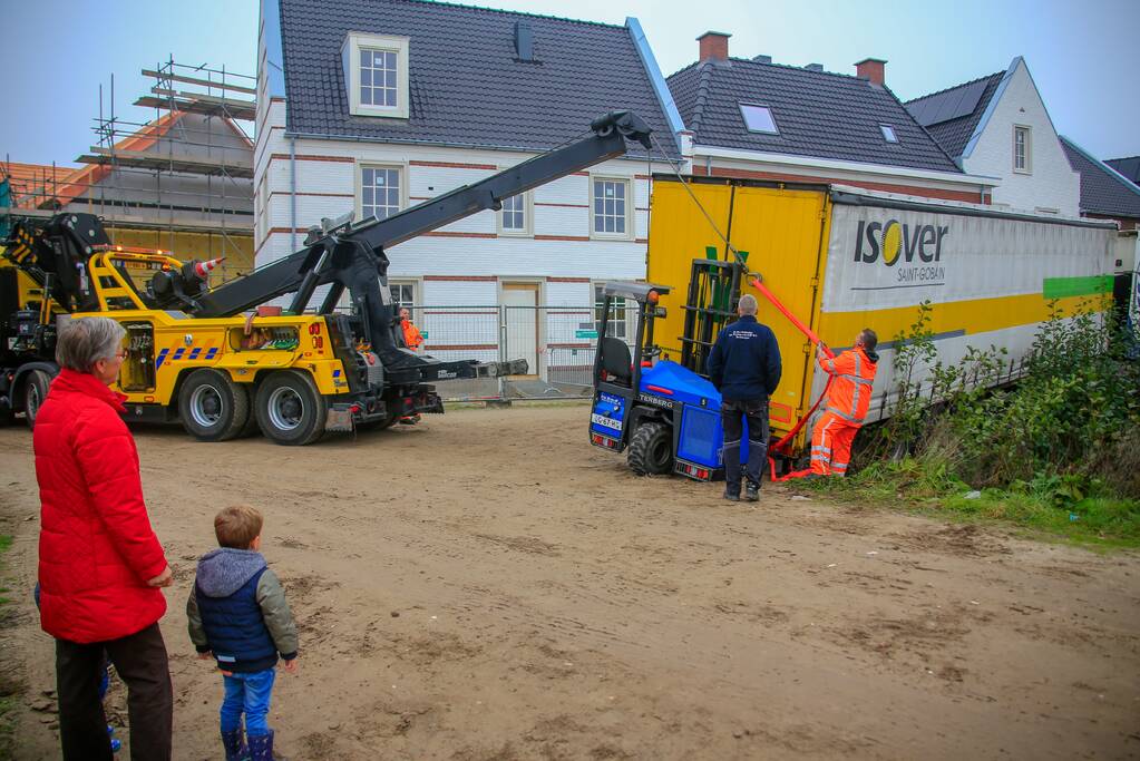 Groot materieel nodig om vrachtwagen op wielen te krijgen