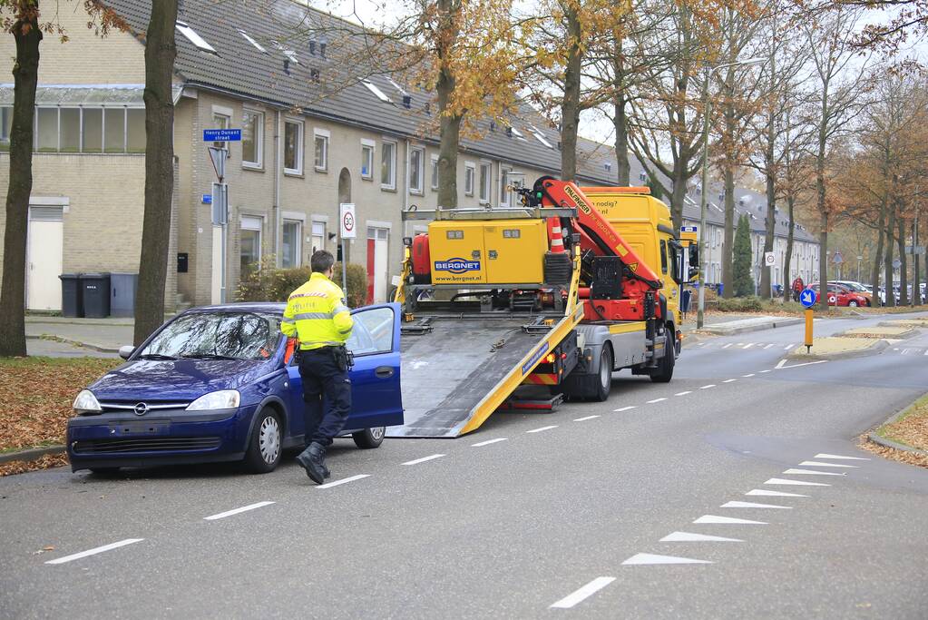 Schade aan auto na botsing met bestelbus